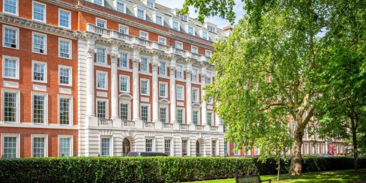 Navigating Prime London Real Estate with a Property Consultant
